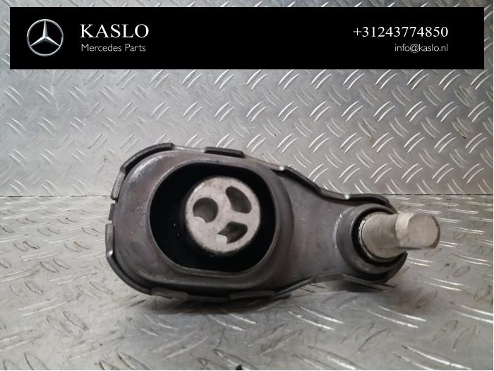 Engine mount from a Mercedes-Benz A (177.0) 1.3 A-180 Turbo 16V 2019
