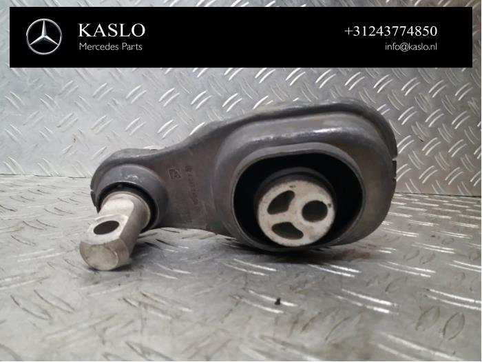Engine mount from a Mercedes-Benz A (177.0) 1.3 A-180 Turbo 16V 2019