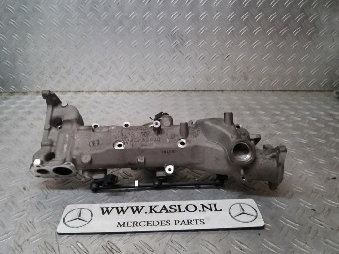 Intake manifold from a Mercedes-Benz S (W222/V222/X222) 3.0 S-350 BlueTec, S-350 d 24V 2015
