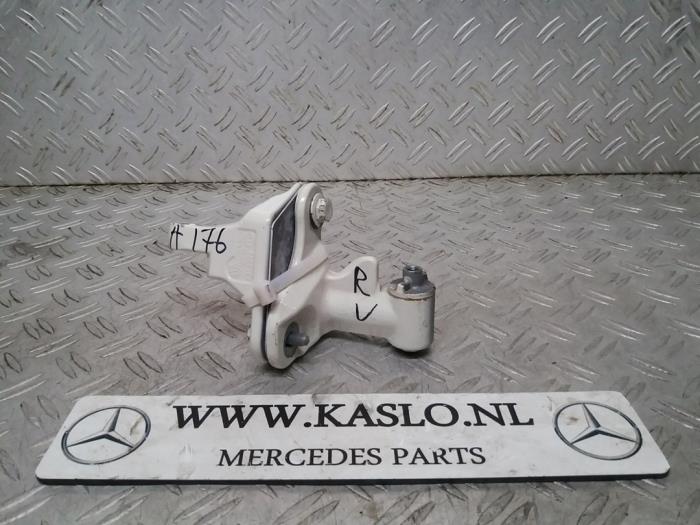 Charnière porte avant droite d'un Mercedes-Benz A (W176) 1.5 A-180 CDI, A-180d 16V 2013