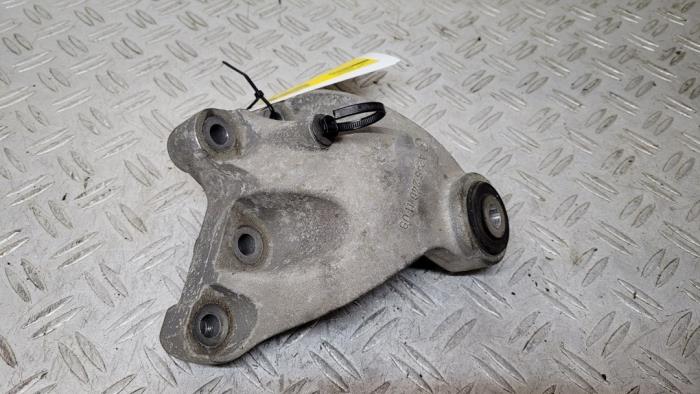 Engine mount from a Mercedes-Benz A (W176) 1.8 A-180 CDI 16V Autom. 2013