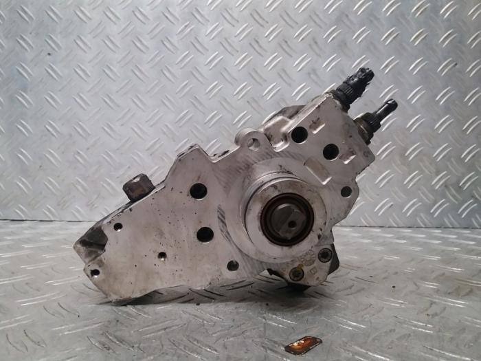 Mechanical fuel pump from a Mercedes-Benz S (W220) 3.2 S-320 CDI 2004