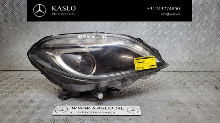 Używane Reflektor prawy Mercedes B (W246/W242) 1.5 B-180 CDI,d 16V Cena € 400,00 Procedura marży oferowane przez kaslo auto parts