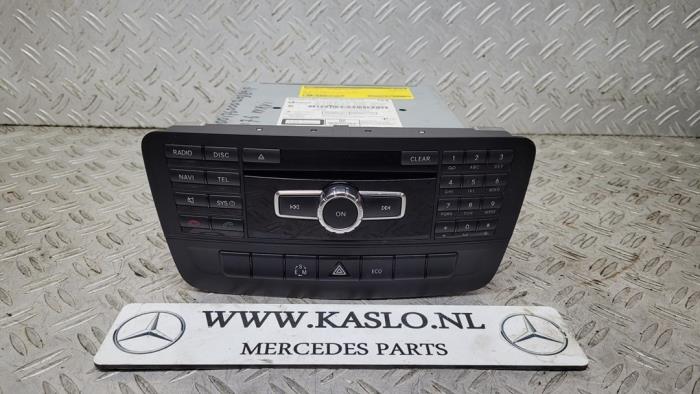 Panel de control de navegación de un Mercedes-Benz A (W176) 1.8 A-180 CDI 16V Autom. 2013