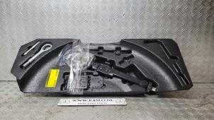 Used Jack set Mercedes ML II (164/4JG) 3.0 ML-280 CDI 4-Matic V6 24V Price on request offered by kaslo auto parts