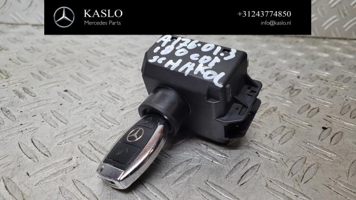 Ignition lock + computer from a Mercedes-Benz A (W176) 1.5 A-180 CDI, A-180d 16V 2013