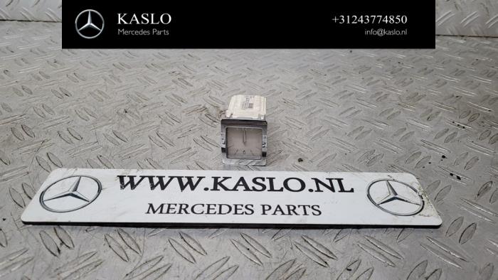 Begagnade Klocka Mercedes E (W212) E-300 V6 24V BlueEFFICIENCY Pris € 50,00 Marginaltabell erbjuds av kaslo auto parts