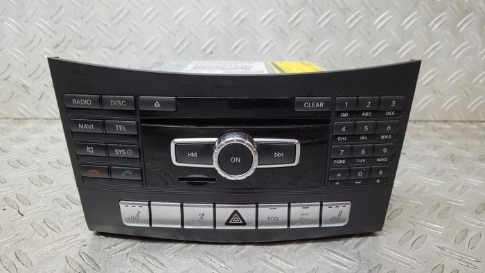 Navigation control panel from a Mercedes-Benz E (W212) E-220 CDI 16V BlueEfficiency 2014