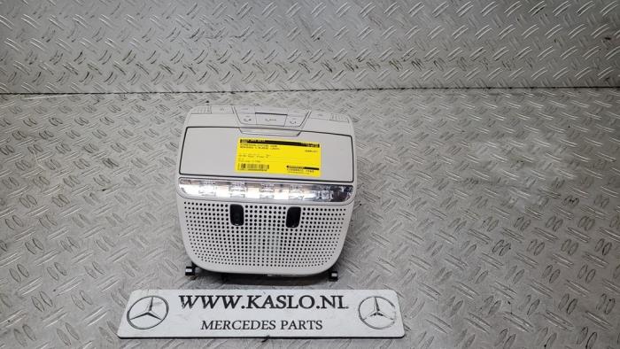 Eclairage intérieur avant d'un Mercedes-Benz C (W205) C-220 2.2 CDI BlueTEC, C-220 d 16V 2015