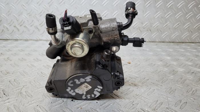 Mechanical fuel pump from a Mercedes-Benz C (W205) C-220 2.2 CDI BlueTEC, C-220 d 16V 2015