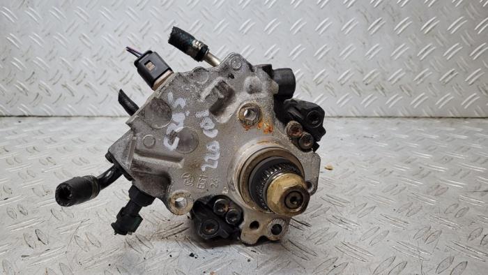 Mechanical fuel pump from a Mercedes-Benz C (W205) C-220 2.2 CDI BlueTEC, C-220 d 16V 2015