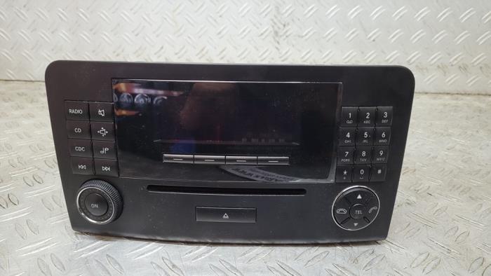 Panel de control de radio de un Mercedes-Benz ML II (164/4JG) 3.0 ML-320 CDI 4-Matic V6 24V 2007