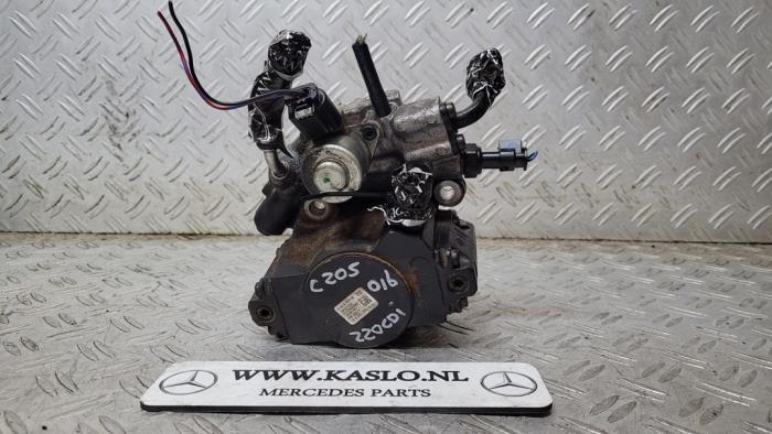 Mechanical fuel pump from a Mercedes-Benz C (C205) C-220d 2.2 16V BlueTEC 2016