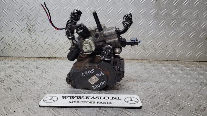 Mechanical fuel pump from a Mercedes-Benz C (C205) C-220d 2.2 16V BlueTEC 2016