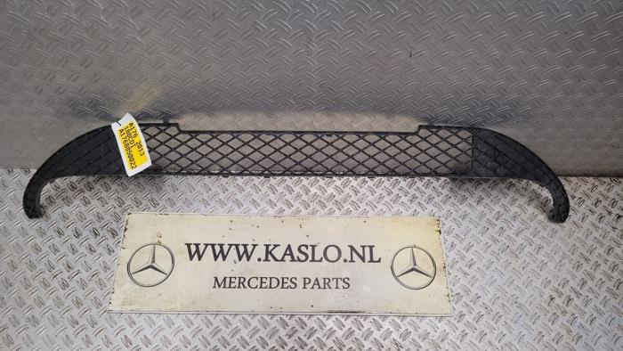 Pare-chocs grille d'un Mercedes-Benz A (W176) 1.5 A-180 CDI, A-180d 16V 2013