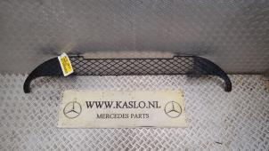 Usados Rejilla de parachoques Mercedes A (W176) 1.5 A-180 CDI, A-180d 16V Precio € 25,00 Norma de margen ofrecido por kaslo auto parts