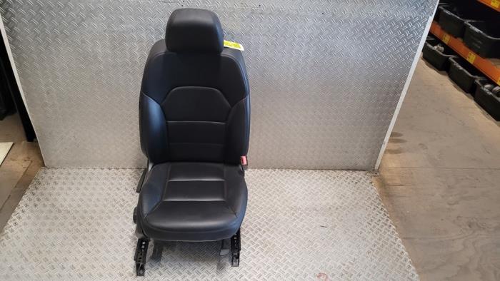 Fotel prawy z Mercedes-Benz B (W246,242) 1.8 B-200 CDI BlueEFFICIENCY 16V 2014