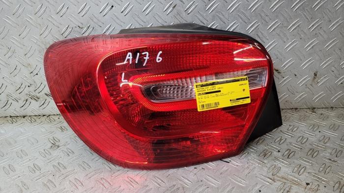 Rücklicht links van een Mercedes-Benz A (W176) 1.5 A-180 CDI, A-180d 16V 2013