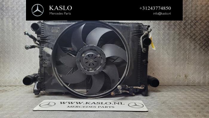 Usagé Radiateur Mercedes E (C207) E-350 CDI V6 24V Prix € 100,00 Règlement à la marge proposé par kaslo auto parts