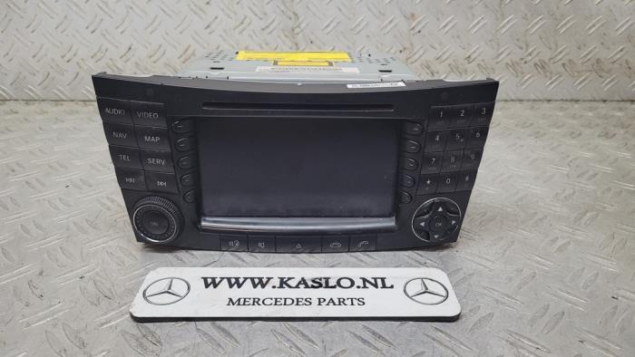 Navigation control panel from a Mercedes-Benz E (W211) 3.2 E-320 CDI 24V 2003