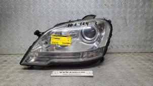 Używane Reflektor lewy Mercedes ML II (164/4JG) 3.0 ML-280 CDI 4-Matic V6 24V Cena € 250,00 Procedura marży oferowane przez kaslo auto parts