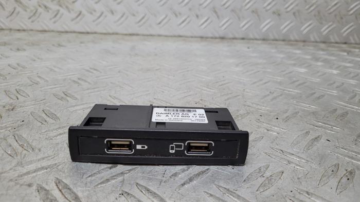 Zlacze AUX/USB z Mercedes-Benz SLC (R172) 2.1 250 d 16V 2016