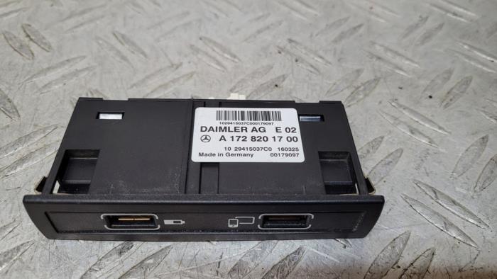 Zlacze AUX/USB z Mercedes-Benz SLC (R172) 2.1 250 d 16V 2016