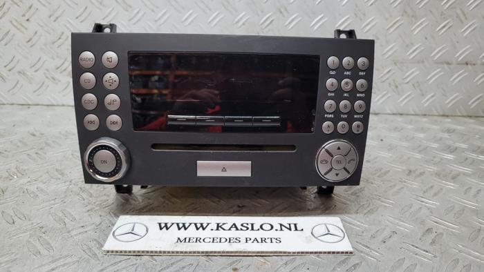 Reproductor de CD y radio de un Mercedes-Benz SLK (R171) 1.8 200 K 16V 2006