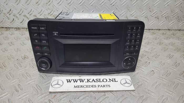Radio CD Spieler van een Mercedes-Benz ML II (164/4JG) 3.0 ML-280 CDI 4-Matic V6 24V 2009