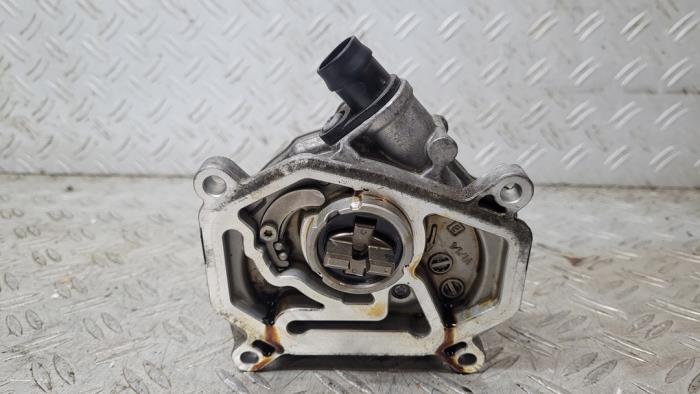 Vacuum pump (petrol) from a Mercedes-Benz A (177.0) 2.0 A-220 Turbo 16V 2019