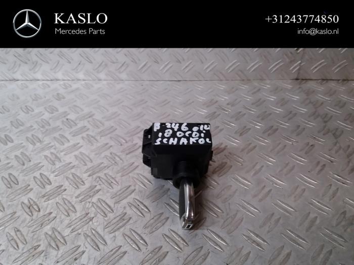 Ignition lock + key from a Mercedes-Benz B (W246,242) 1.5 B-180 CDI 16V 2014