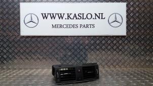 Usagé Grille aération tableau de bord Mercedes C (W204) 2.2 C-200 CDI 16V BlueEFFICIENCY Prix € 50,00 Règlement à la marge proposé par kaslo auto parts