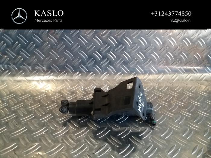 Używane Spryskiwacz reflektorów Mercedes ML II (164/4JG) 3.0 ML-320 CDI V6 24V Cena € 25,00 Procedura marży oferowane przez kaslo auto parts