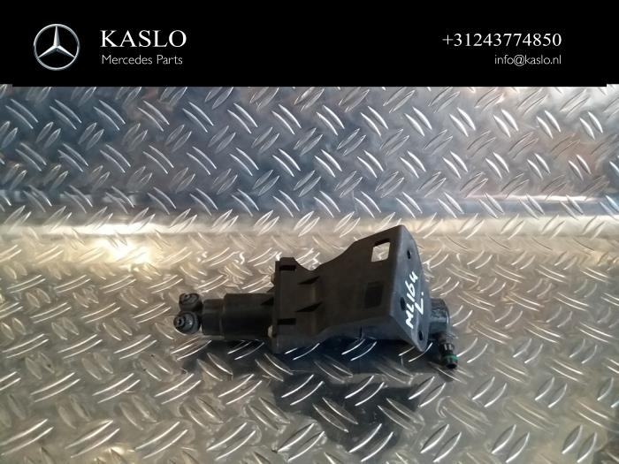 Używane Spryskiwacz reflektorów Mercedes ML II (164/4JG) 3.0 ML-320 CDI V6 24V Cena € 25,00 Procedura marży oferowane przez kaslo auto parts