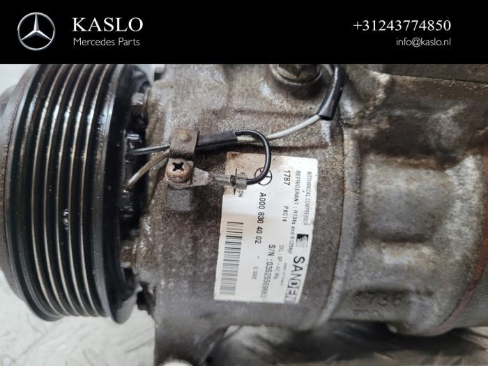 Air conditioning pump from a Mercedes-Benz C (W205) C-200 2.0 CGI 16V 2016