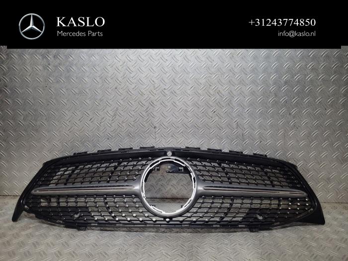 Używane Grill Mercedes CLA (118.3) 1.3 CLA-200 Turbo 16V Cena € 200,00 Procedura marży oferowane przez kaslo auto parts