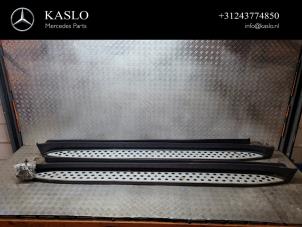 Used Foot board set left + right Mercedes ML II (164/4JG) 3.0 ML-300 CDI 4-Matic V6 24V Price € 300,00 Margin scheme offered by kaslo auto parts