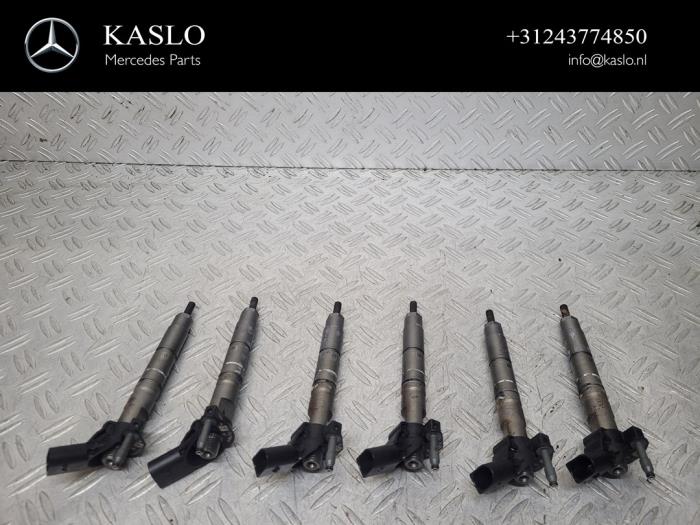 Injector (diesel) from a Mercedes-Benz CLS (C218) 350 CDI BlueEfficiency 3.0 V6 24V 2011