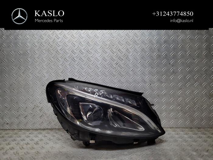 Używane Reflektor prawy Mercedes C Estate (S205) C-300 CDI BlueTEC HYBRID, C-300 h 2.2 16V Cena € 500,00 Procedura marży oferowane przez kaslo auto parts