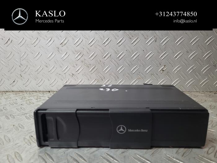 Używane Zmieniarka CD Mercedes SL (R230) 5.0 SL-500 V8 24V Cena € 150,00 Procedura marży oferowane przez kaslo auto parts