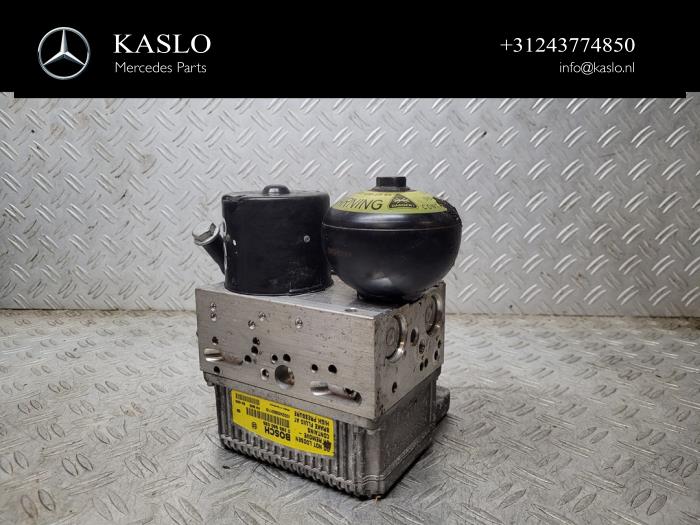 Usagé Bloc ABS Mercedes SL (R230) 5.0 SL-500 V8 24V Prix € 500,00 Règlement à la marge proposé par kaslo auto parts
