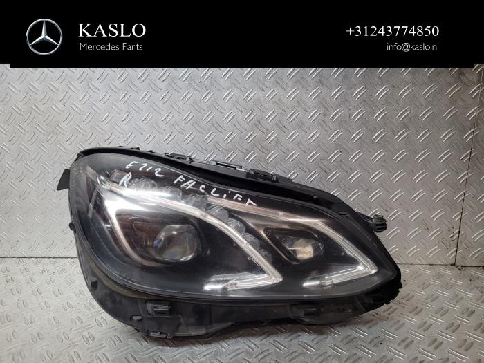 Używane Reflektor prawy Mercedes E Estate (S212) E-220 16V BlueTEC Cena € 1.000,00 Procedura marży oferowane przez kaslo auto parts