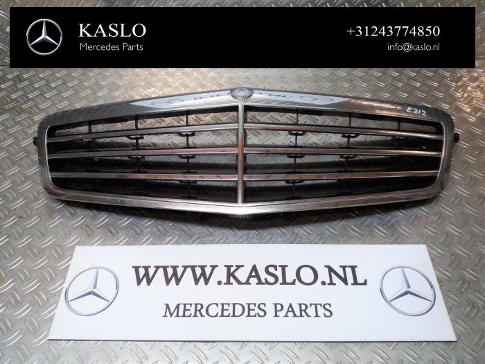 Używane Grill Mercedes E (W212) E-350 CDI V6 24V BlueEfficiency Cena € 75,00 Procedura marży oferowane przez kaslo auto parts