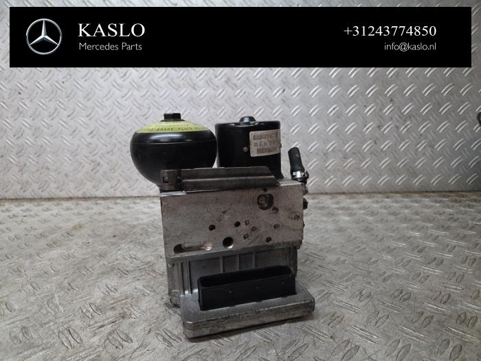 Usagé Bloc ABS Mercedes SL (R230) 5.0 SL-500 V8 24V Prix € 600,00 Règlement à la marge proposé par kaslo auto parts