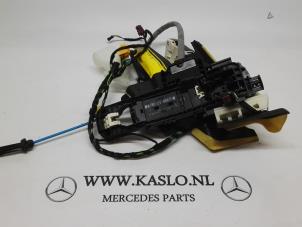 Gebrauchte Türschlossmechanik 4-türig rechts vorne Mercedes E (W212) Preis auf Anfrage angeboten von kaslo auto parts