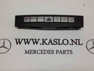 Usados Interruptor de luz de pánico Mercedes E Estate (S212) Precio de solicitud ofrecido por kaslo auto parts