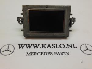 Usados Controlador de pantalla multimedia Mercedes E (W212) Precio € 50,00 Norma de margen ofrecido por kaslo auto parts