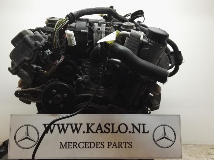Engine from a Mercedes-Benz SL (R230) 5.0 SL-500 V8 24V 2003