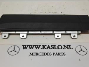Usados Airbag de rodilla Mercedes A (W176) 1.5 A-180 CDI, A-180d 16V Precio € 75,00 Norma de margen ofrecido por kaslo auto parts