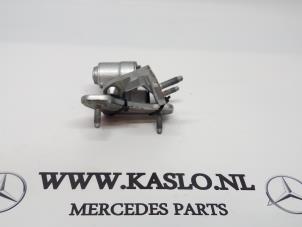 Usados Bisagra puerta derecha detrás Mercedes C (W204) 1.8 C-180 CGI 16V Precio de solicitud ofrecido por kaslo auto parts